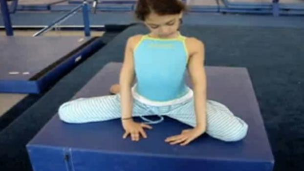 NO COMMENT! Fetita de "plastilina"! Isi rasuceste mainile la 360 de grade!