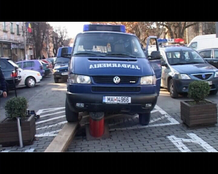 Stalpii telescopici lovesc din nou! Ultima "victima", o duba a Jandarmeriei