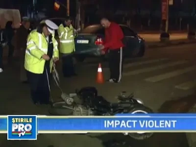 Scuterist ajuns pe patul de spital dupa ce a fost lovit in plin de o masina