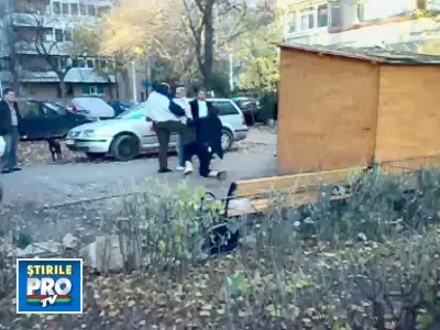 Rupt in bataie, in plina strada! Oamenii stau si se uita! Vezi VIDEO