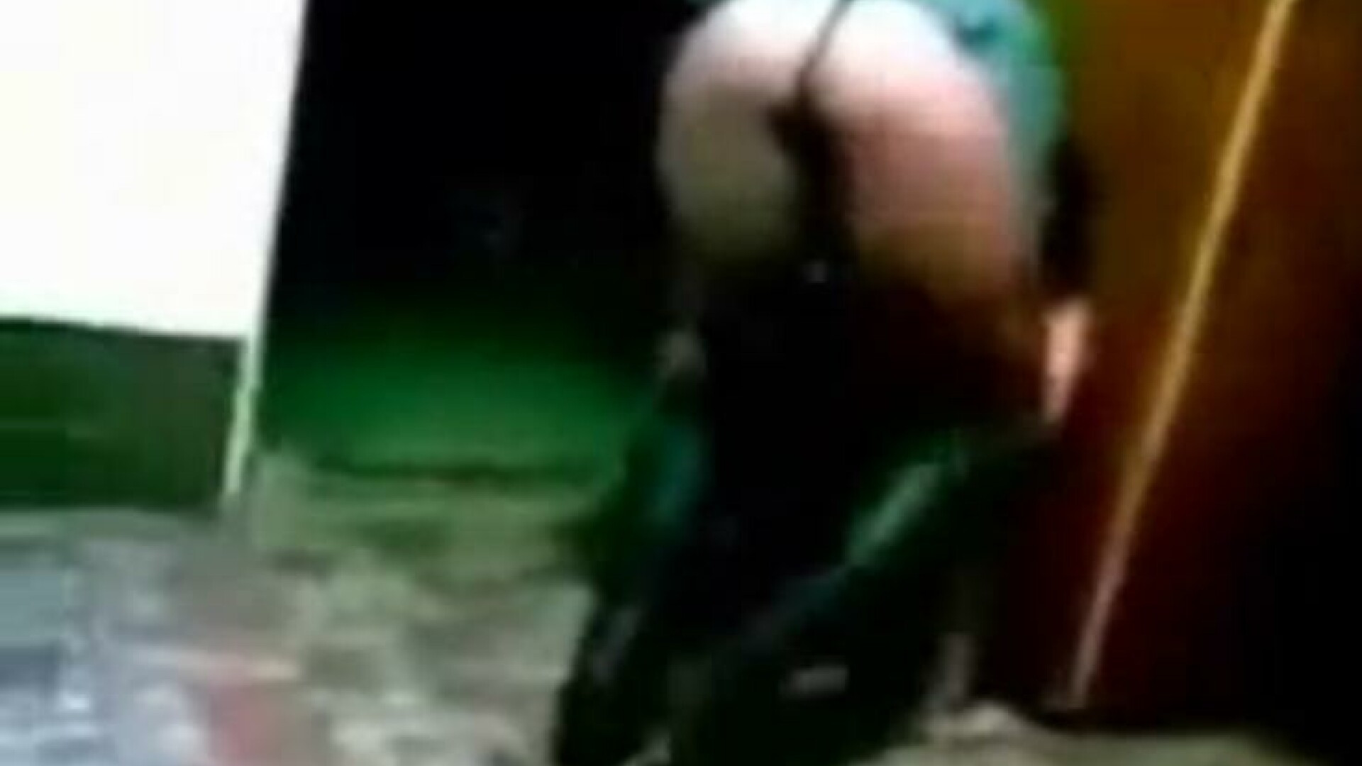 Beata moarta, cu fundul la vedere! Uite ce face alcoolul dintr-o femeie!