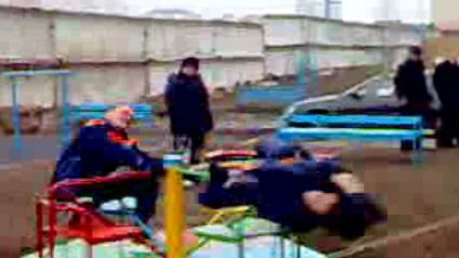 Aproape de tragedie!Un tanar a fost lovit la cap de scaunul unei tiribombe