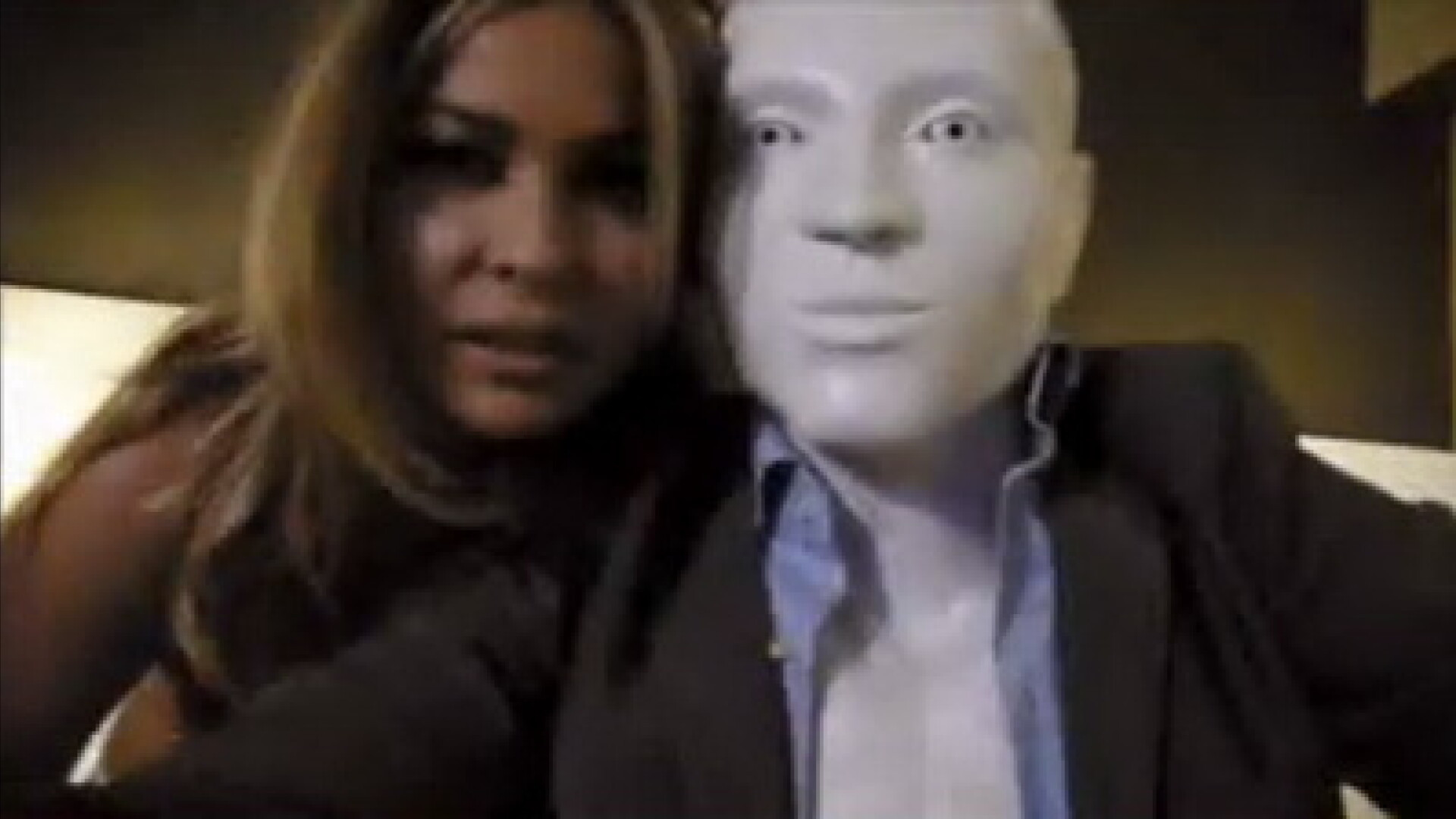 Carmen Electra se dezlantuie in pat cu iubita si cu un manechin! (II)