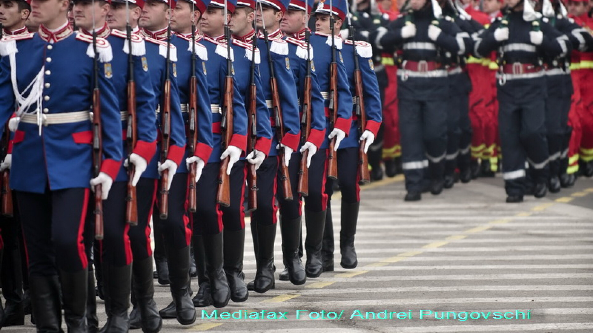 Parada militara de 1 Decembrie. 1300 de militari, 10.000 de spectatori