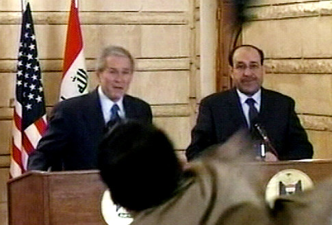 Jurnalistul irakian care a aruncat cu pantoful spre Bush a patit-o si el