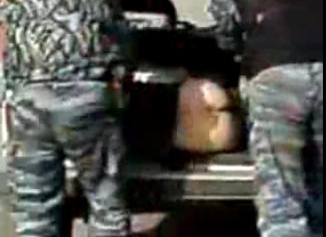 Impinge, indeasa-l! A ramas in fundul gol in portbagajul masinii de politie