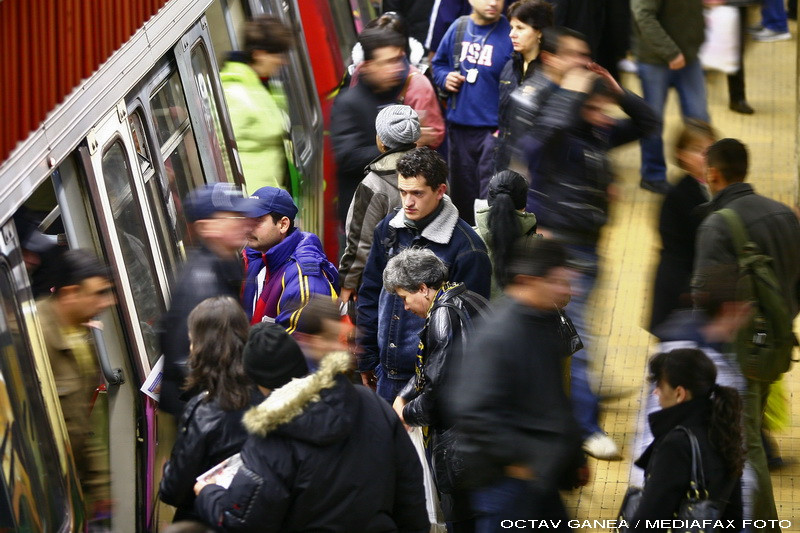 Sinucidere la metrou! Un tanar s-a aruncat in fata trenului la Piata Romana