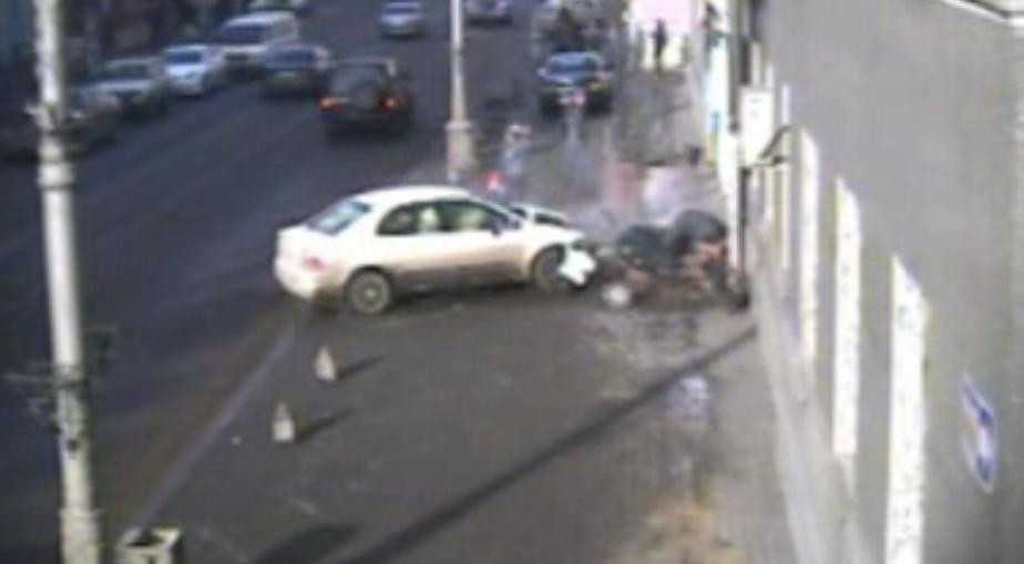 IMAGINI SOCANTE! Doua femei zdrobite pe trotuar de o soferita neatenta!