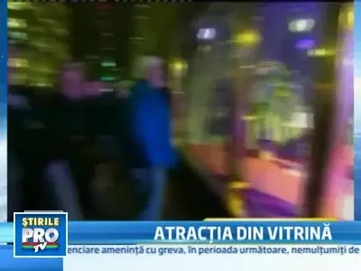 Manechine vii in vitrina, atractia unui magazin de la New York