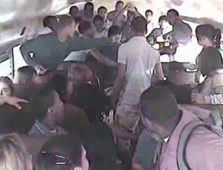 Atac rasist? Adolescent alb batut de colegii de culoare fara motiv! VIDEO