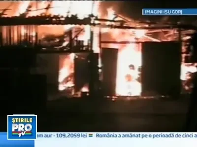 Incendiu de proportii in Gorj. Un grajd s-a facut scrum in cateva minute