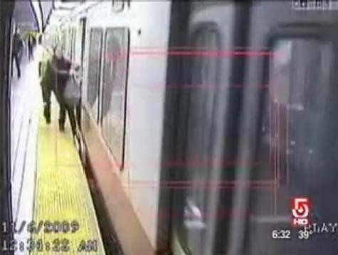 Tarata 15 metri de metroul in care nu a reusit sa intre la timp