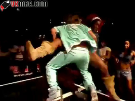 NO COMMENT: Ce se intampla cand dansatoarele dau prea mult din fese