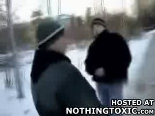 NO COMMENT: Tanar batut cu salbaticie de o banda de skinheads!