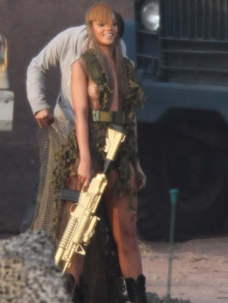 Rihanna, experta la tavalitul in noroi! VEZI GALERIA FOTO!