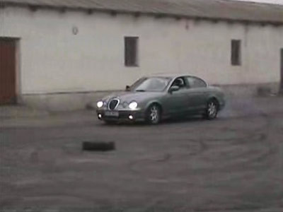 Angajatii service-urilor isi arata coltii! Jaguar, "reparat" cu driftul!