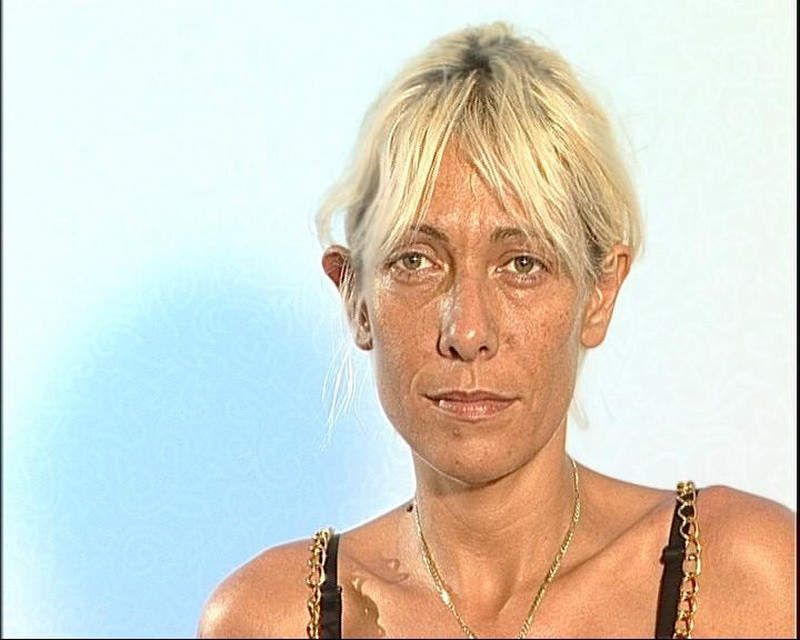 Frumusete pe muchie de cutit: gata cu sprancenele rase si dintii din gips