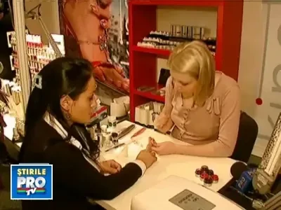 Se poarta unghiile roz diafan, verzi-fistic, corai sau cu foita din aur