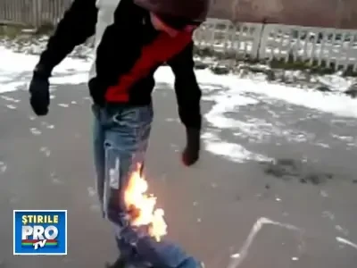 NO COMMENT: La un pas sa arda de viu, dupa ce si-a dat foc singur!
