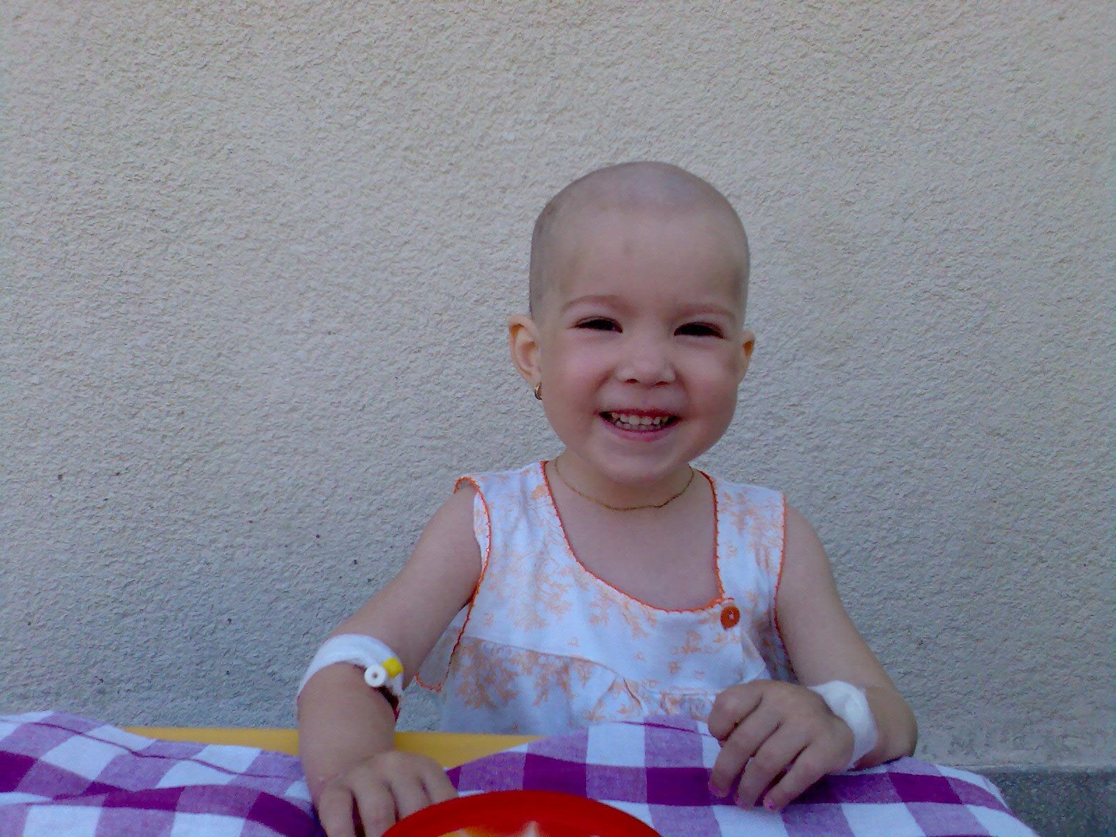 Nu stie ce e copilaria. Sufera de leucemie. Ajut-o pe Luciana sa traiasca!