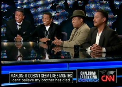 Fratii Jackson isi fac reclama pe spinarea lui Michael!