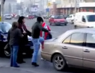 Cum se face o constatare neamiabila? Cu pumnii si picioarele! VEZI VIDEO!