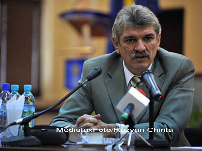 Seful STS, Marcel Opris, acuzat ca a instalat o linie telefonica speciala pentru Traian Basescu