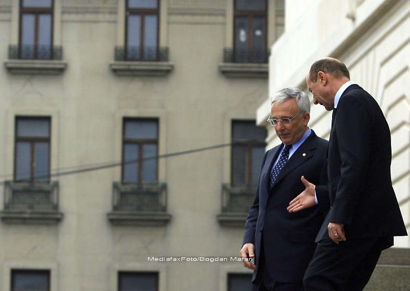 Basescu incearca sa-l convinga pe Isarescu sa accepte functia de premier