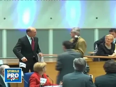 Basescu, felicitat de Berlusconi si Merkel pentru victoria in alegeri