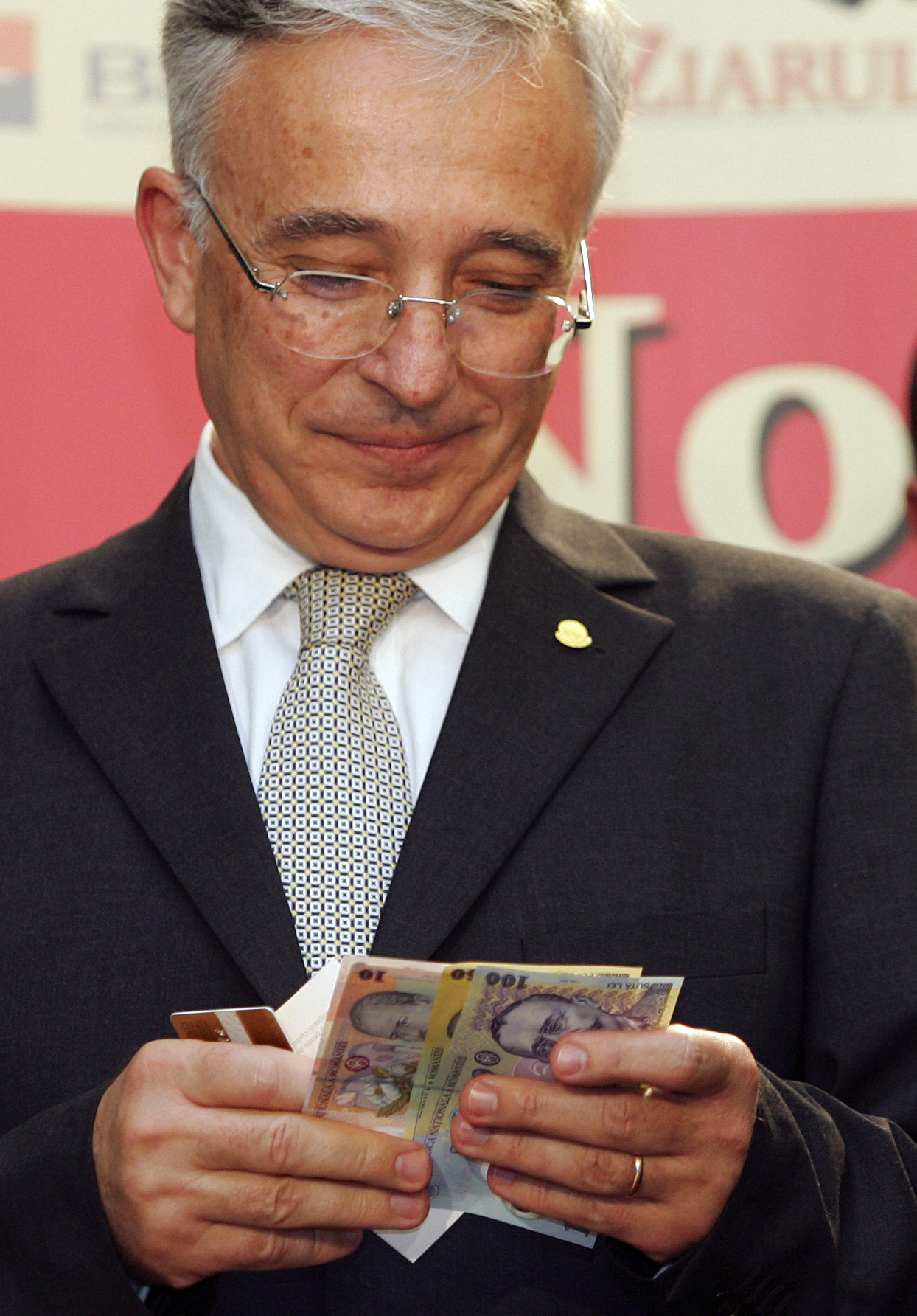 Amabilitate pur romaneasca: pana si Isarescu a fost luat la rost la ghiseu!