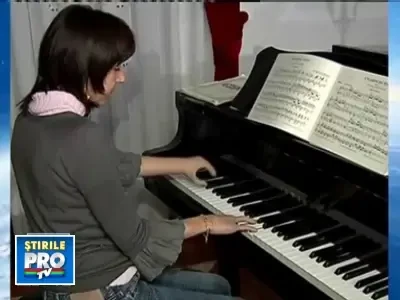 O pianista ale carei degete au fost amputate poate canta din nou