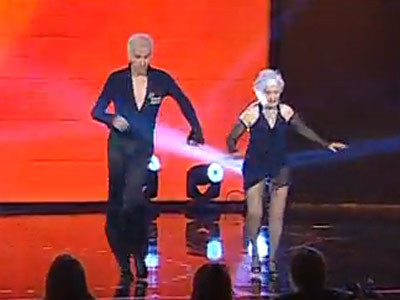 Bunicuta dansatoare: e experta in salsa acrobatica la 75 de ani!