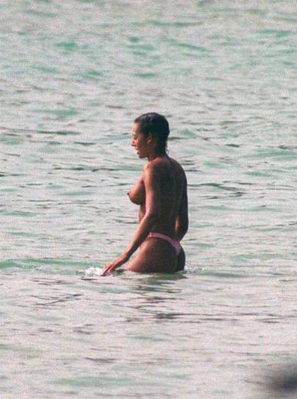 Topless la plaja! Mel B, cu nurii in vant!