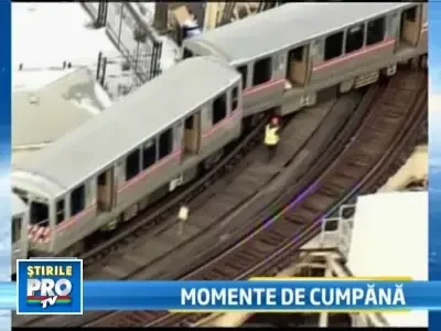 Un tren a fost la un pas sa cada peste cateva case din Chicago!