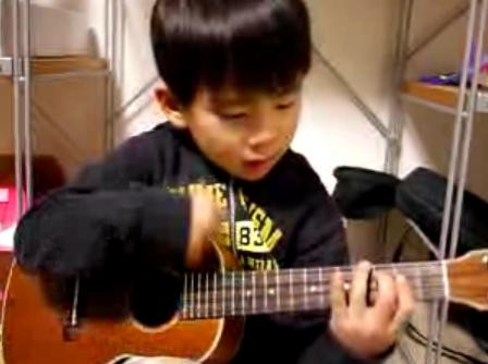 NO COMMENT! Recunoasteti melodia? Un pusti cu muuult talent!