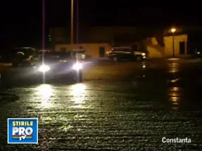 Prima ninsoare! Hop si baietii sa faca "cerculete" in parcare!