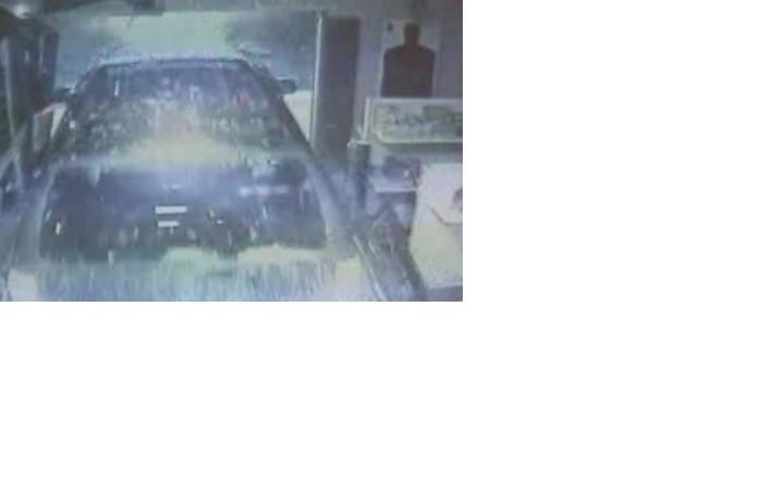 Jaf iesit din tipare! Au intrat cu SUV-ul intr-un magazin de arme! VIDEO