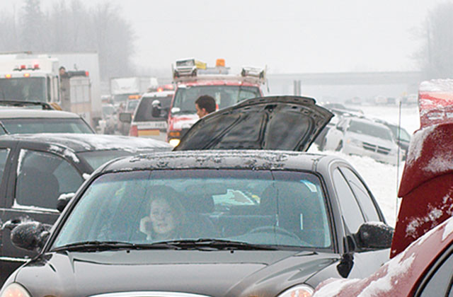 Carambol in Ialomita: 3 raniti intr-un accident in care au fost implicate 9 masini
