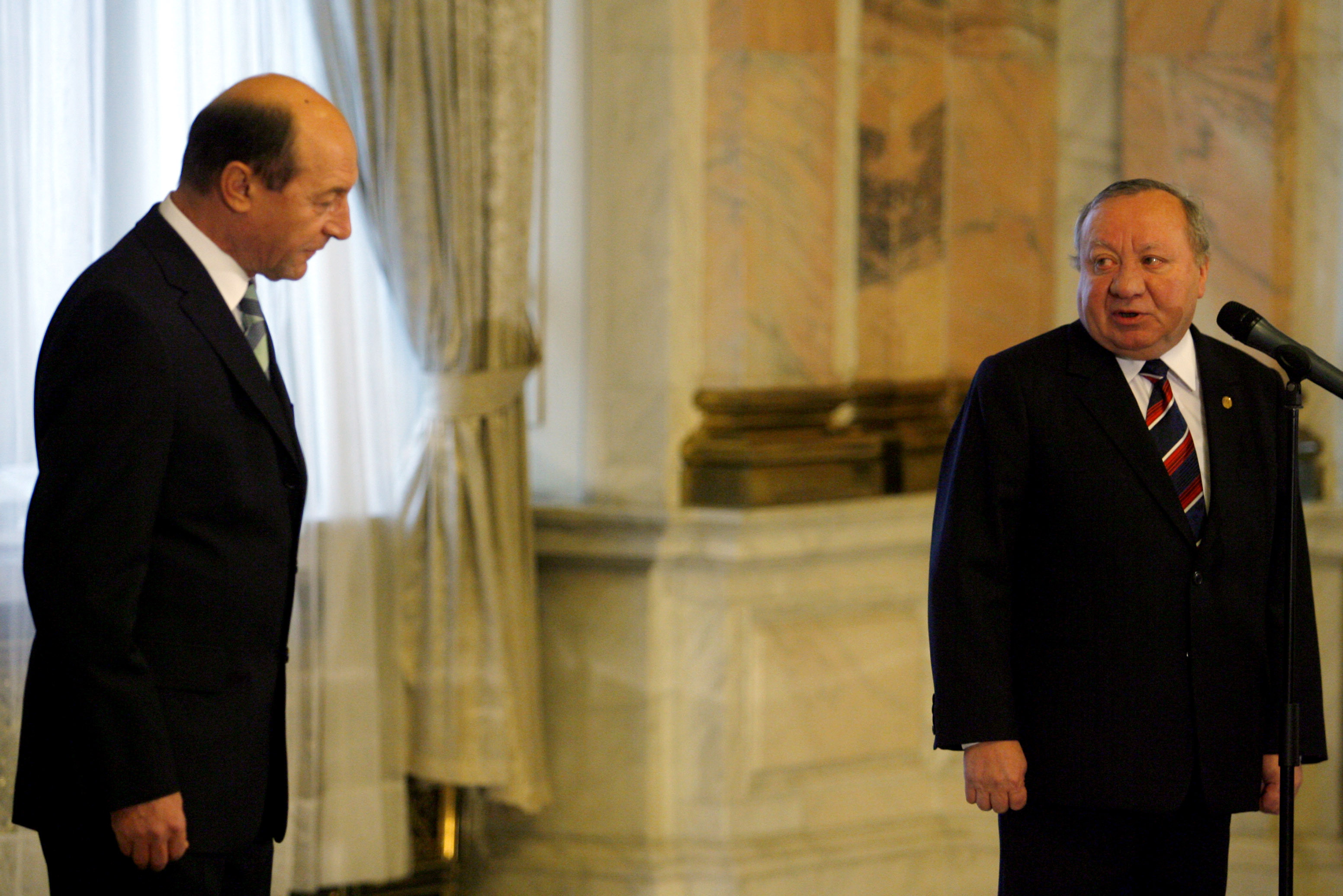 Traian Basescu a intarziat la ceremonia de validare, din cauza zapezii!