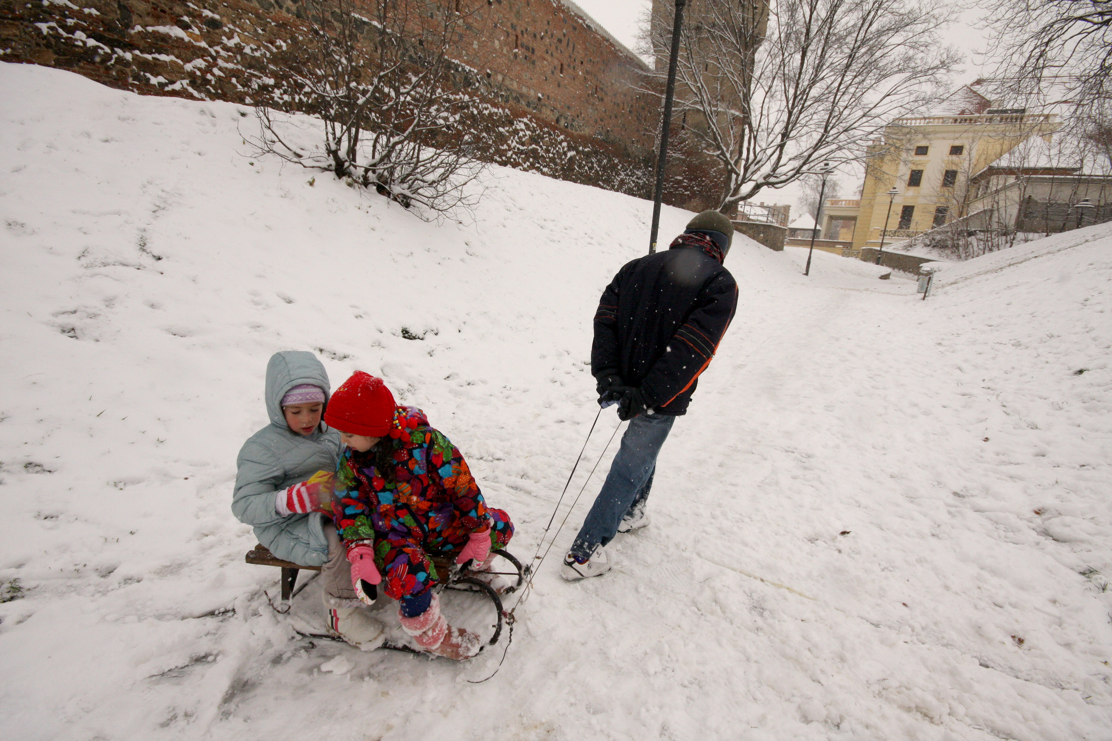 Un baietel a ajuns cu sania sub rotile masinii unui politist baut!