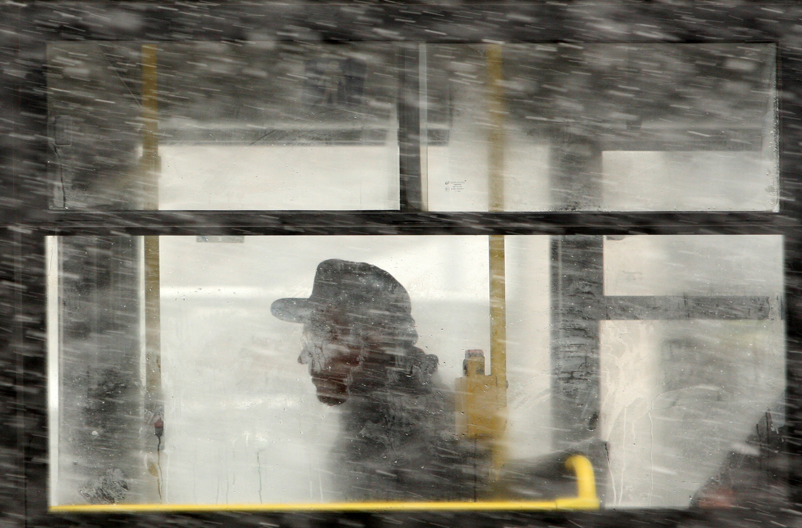 Bucurestiul, paralizat de cativa centimetri de zapada!