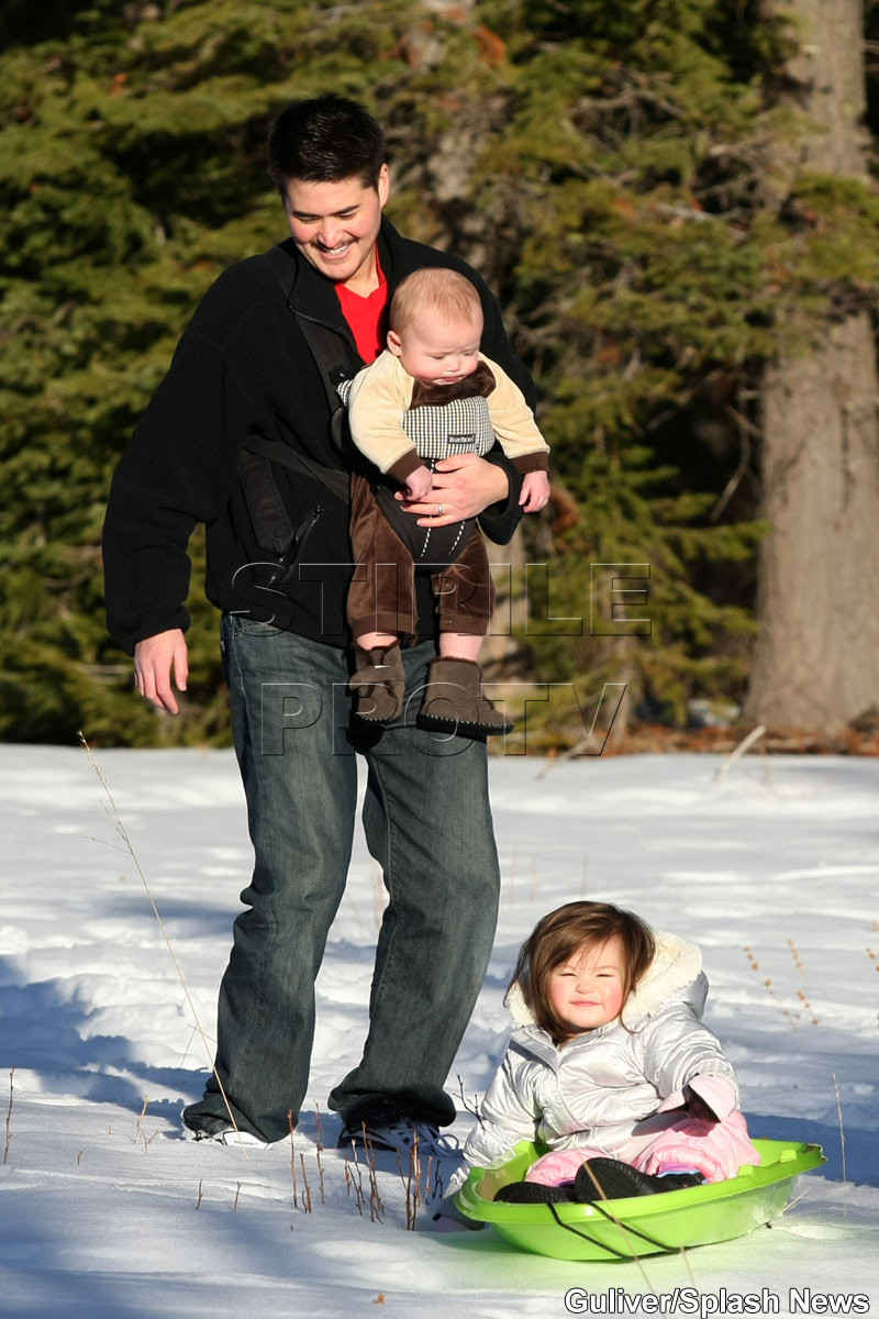 Thomas Beatie, "barbatul insarcinat", si-a scos copiii la sanius!