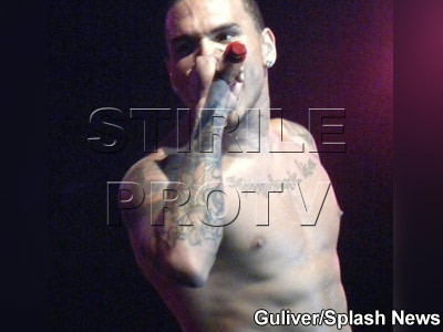 Chris Brown se dezbraca! Nu de caracter, ci de camasa!