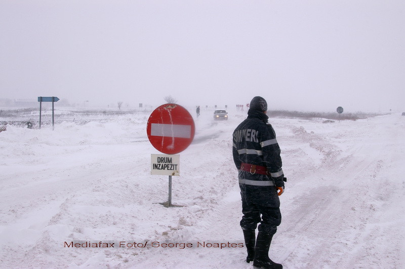 Iarna nu se lasa! Mai multe drumuri blocate din cauza zapezii