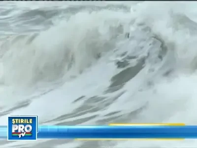 Furtuna pe mare! Valurile de cativa metri se sparg cu furie de diguri!