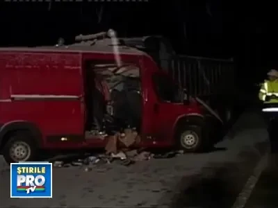 Un sofer si-a pierdut viata dupa ce masina a derapat si a lovit un camion