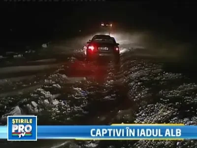 S.O.S. din zapada! Drumuri de cosmar, sute de accidente, oameni izolati
