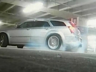 "Valetul ilegal": Drifting in timpul serviciului, cu masinile... clientilor