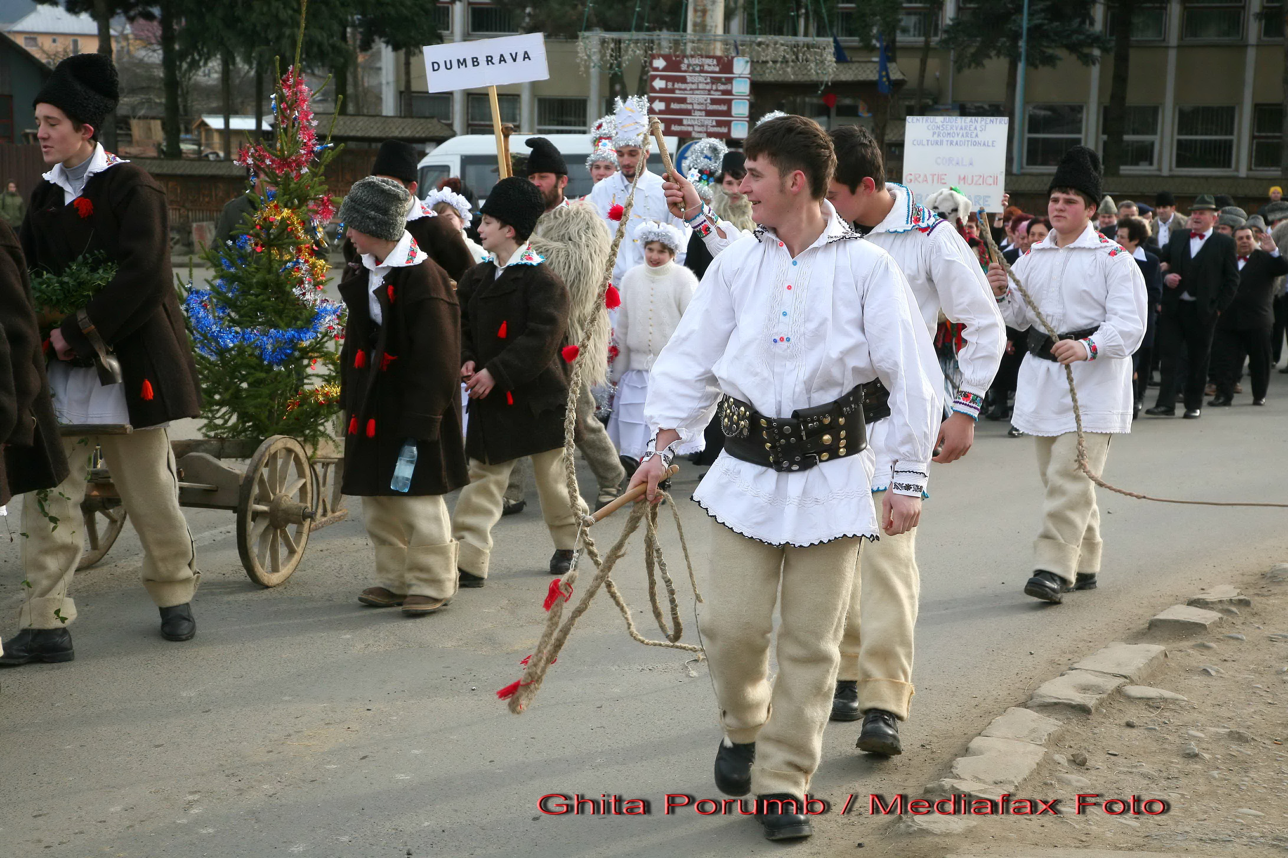 Traditii cu vechime in Alba: fetele nemaritate, invitate la bal de baieti