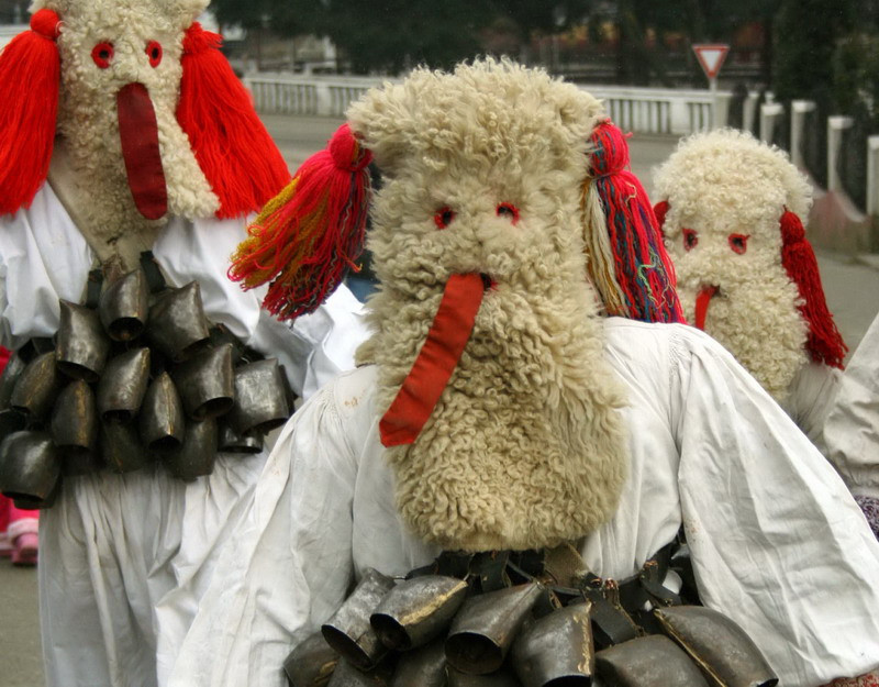 Ruginoasa: ghioage si masti, pregatite pentru Anul Nou. Va fi bataie!